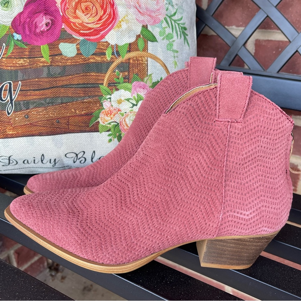 New only worn once. Dingo Kuster Blush Pink Pointed Toe Cowboy Ankle Booties